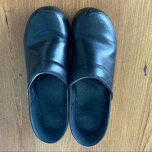 Dansko Women’s Black Clogs size 40